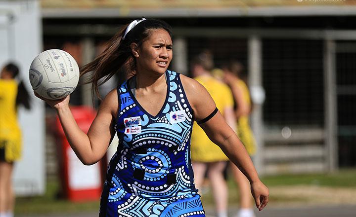 A member of the Riddell District Football Netball League preparing to toss the netball to team mate.